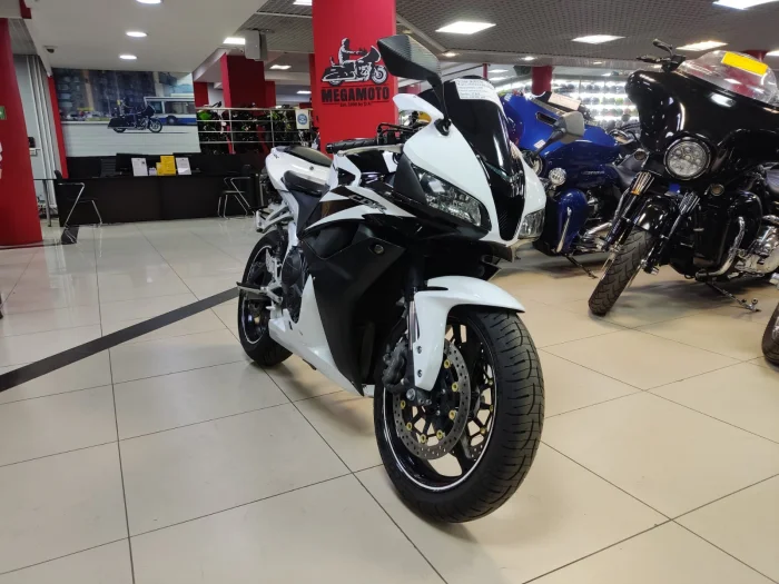 YAMAHA R6 или HONDA CBR600RR