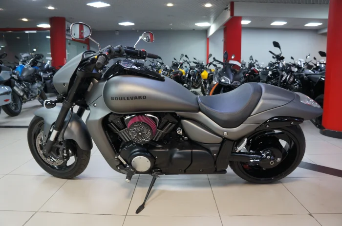 SUZUKI BOULEVARD M109R 1 600 000 2020 Megamoto